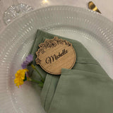 Bordkort med graveret navn | Blomsterkrans i top | Flere varianter