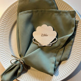 Bordkort med graveret navn | Muslingeskal | Flere varianter