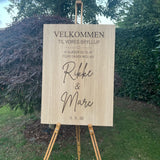 Velkomstskilt | Vi glæder os | 70x50cm