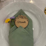 Bordkort med graveret navn | Blomsterkrans i top | Flere varianter