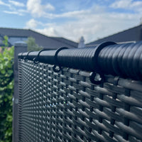 Krog til julelys på polyrattan hegn